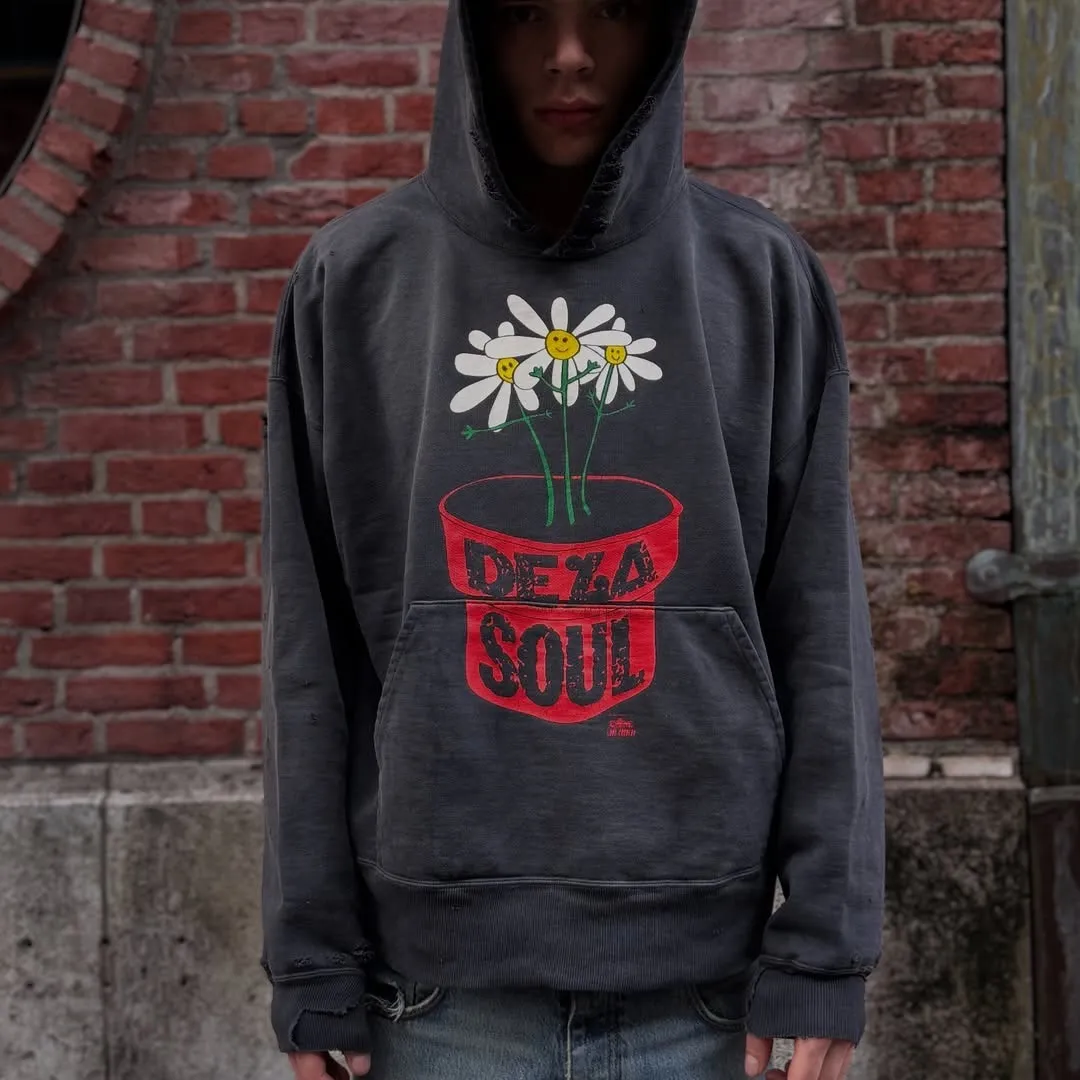 SAINT Mxxxxxx × DE LA SOUL DLS_HOODIE/DE LA SOUL/BLK DE LA SOUL co-branded potted plant destruction hoodie, washed black S-XL, a very important hoodie this season. It embodies the brand philosophy through the humorous potted plant and slogan design. In addition, through a large number of hand-made fraying, cutting and other damage processing, as well as heavy washing and oxidative fading treatment, a perfect Vintage effect is created. Original mold opening Customized co-branded main mark and wash water mark, correct version